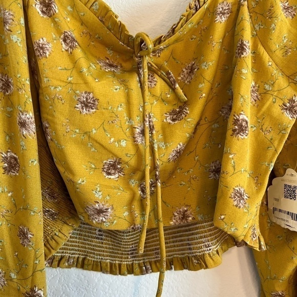NWT Altar'd State Women's Yellow Floral Crop Top Lg. - Picture 3 of 12